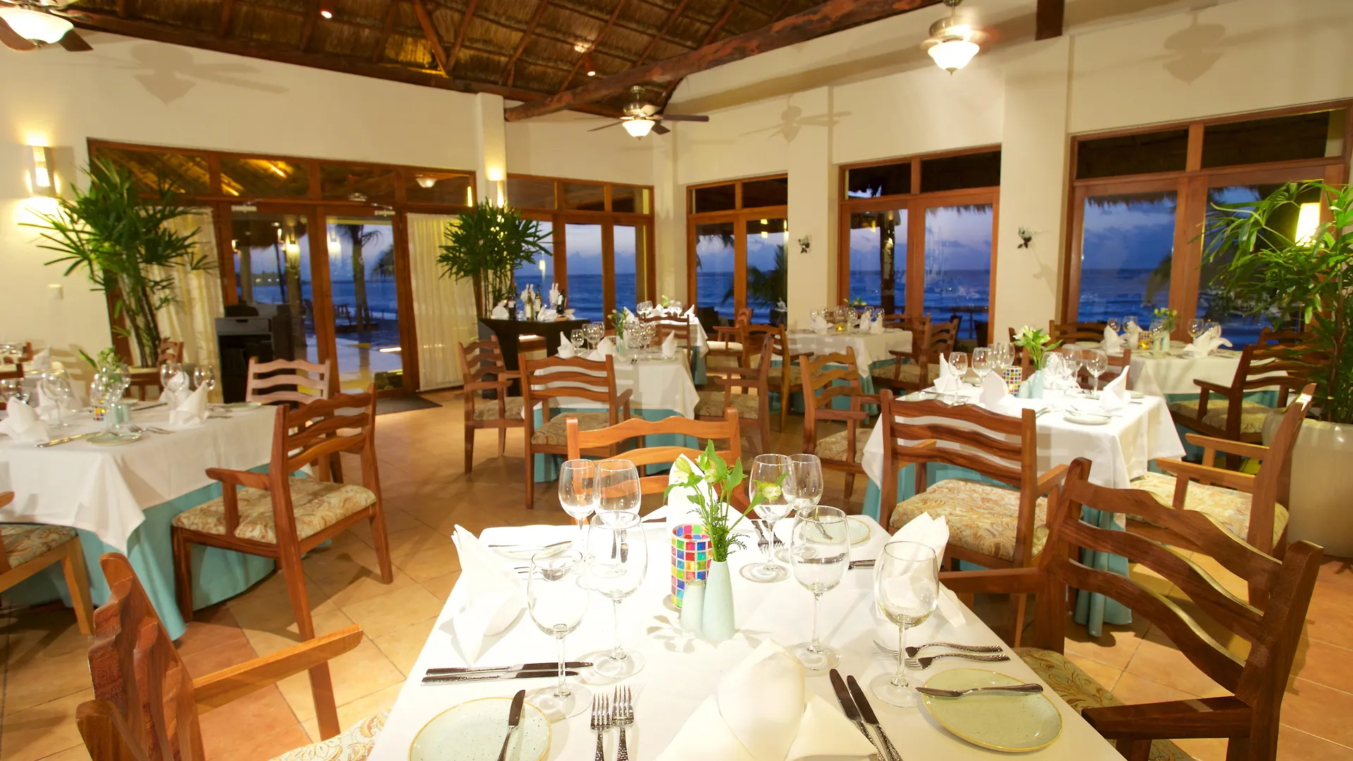 Akumal Bay Beach & Wellness Resort 3*,